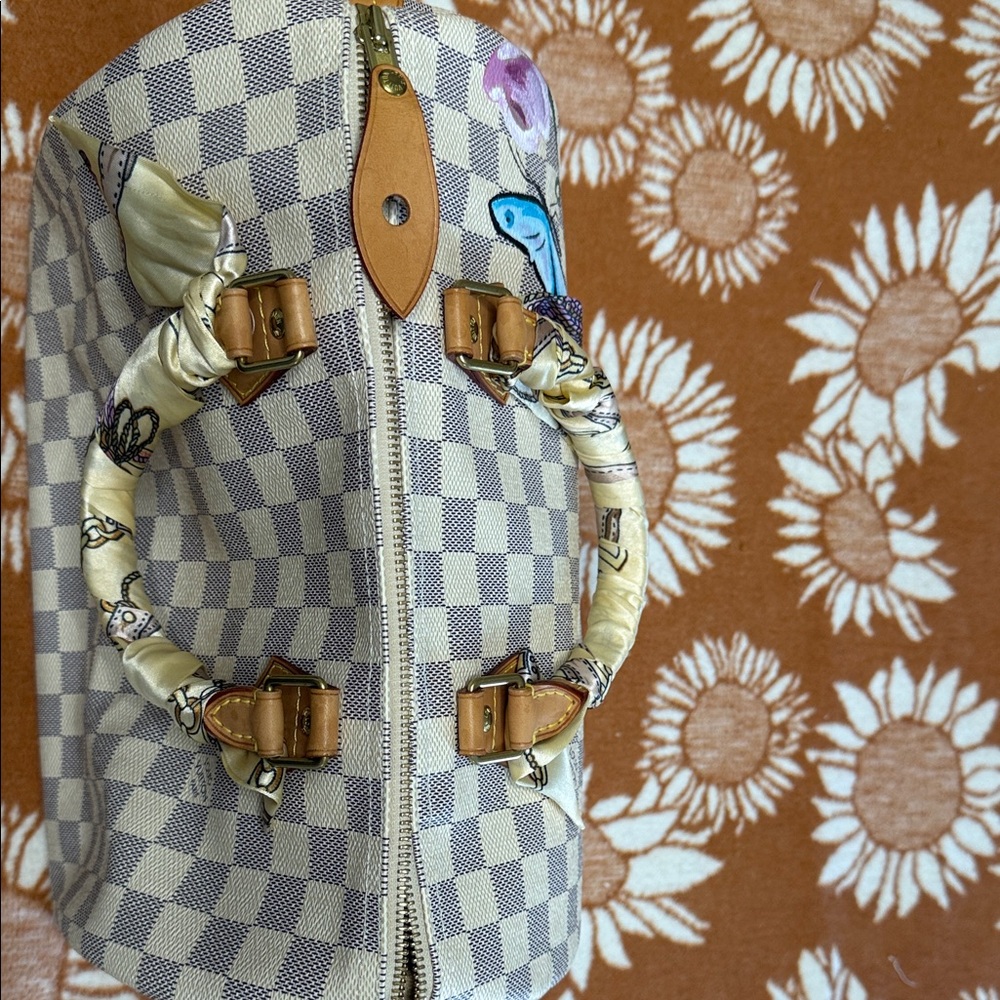 Louis Vuitton Speedy 30 Top-Handle Bag in Cream with Pink Accents. - Picture 6 of 10